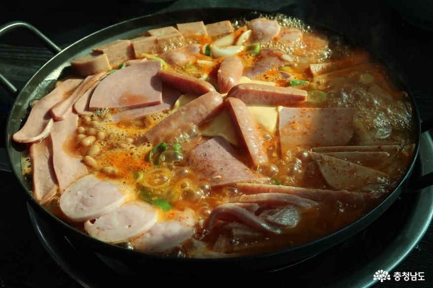 얼큰한 김치국물과 다양한 햄맛을 즐길 수 있는 동학사1로 부대찌개