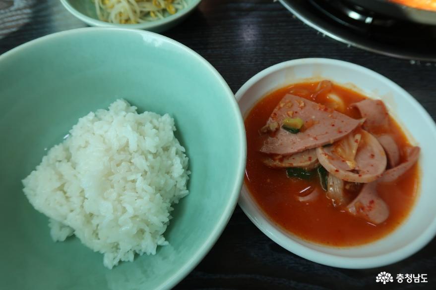 얼큰한 김치국물과 다양한 햄맛을 즐길 수 있는 동학사1로 부대찌개 사진