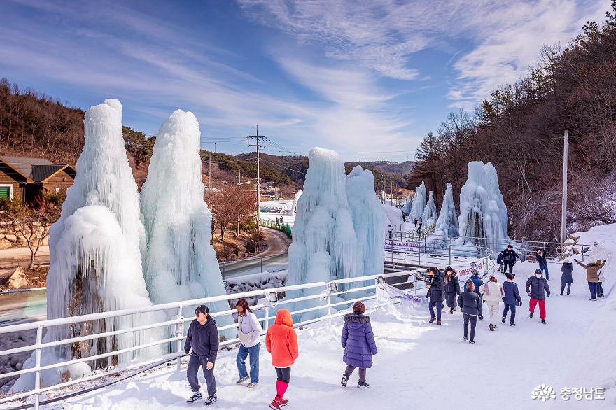 "추운 겨울이 뜨겁다", 칠갑산 얼음분수 축제 사진
