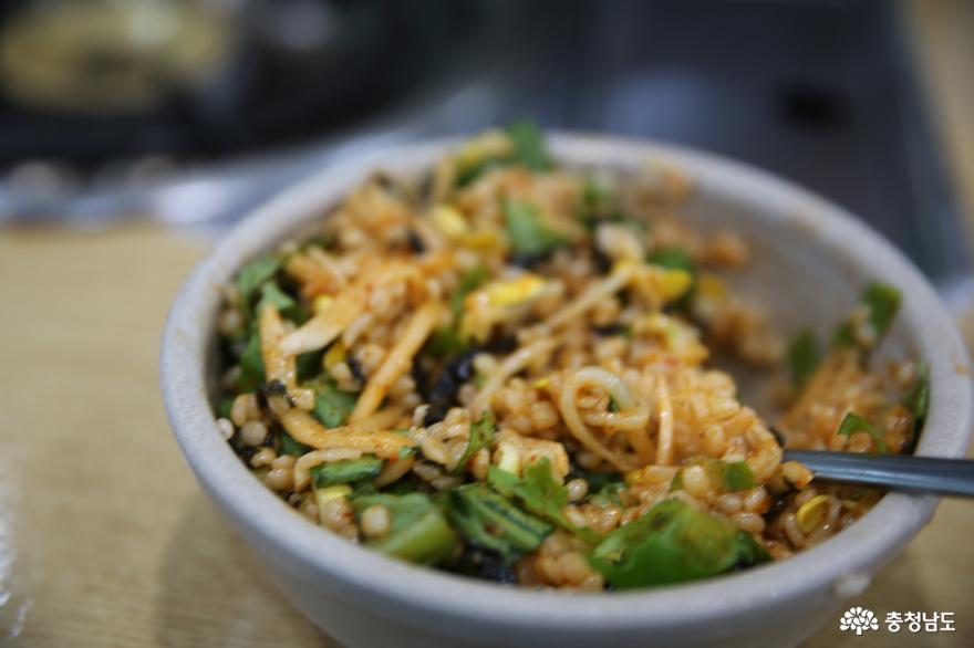 계룡시의 모범음식점 계룡해물칼국수집에서는 보리밥이 무료에요. 사진