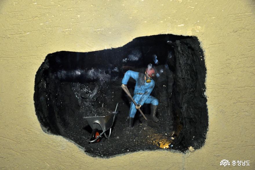 탄광에서 석탄 캐는 모습(디오라마)
