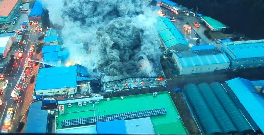 지난 5일 새벽 5시 46분경 태안읍 삭선리에 위치한 태안농공단지 안 PVC제조업체인 D산업에서 화재가 발생했다.