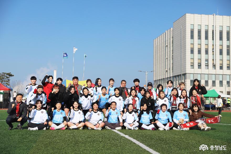 당찬FC 손운숙 단장 및 장인숙 회장 그리고 선수들과 내빈 단체사진.