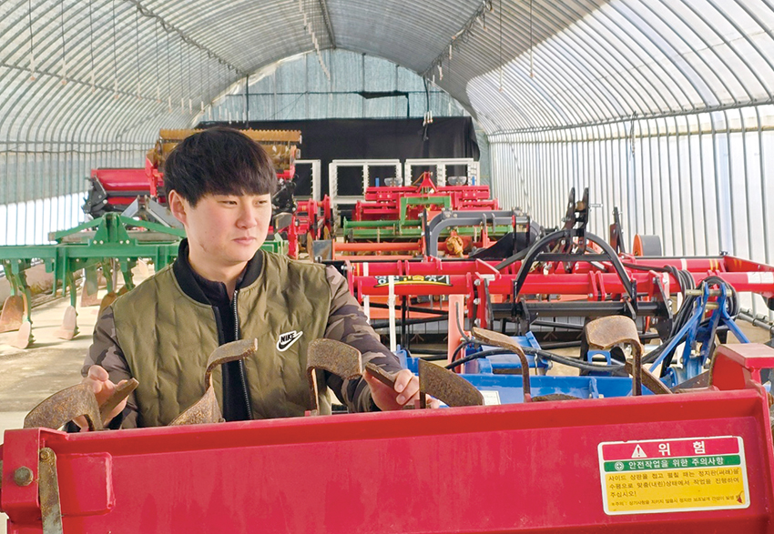 홍석현씨가 농한기를 맞아 농기계 창고에서 장비를 점검하고 있다.
