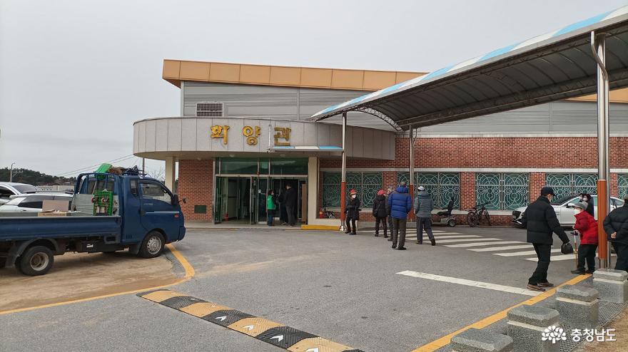 태안초등학교 실내체육관 앞 모습