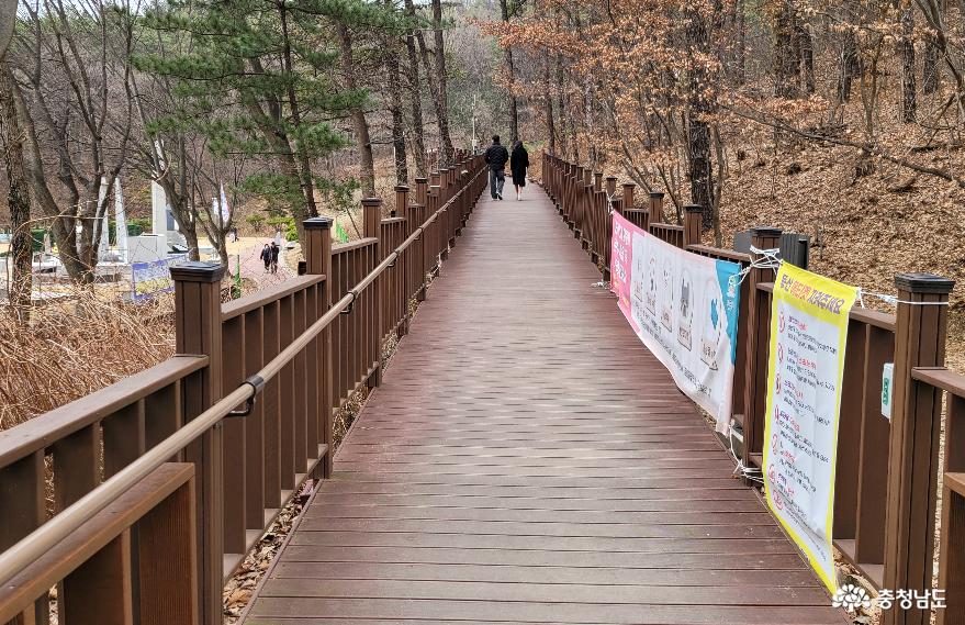 천안 태조산공원 무장애 산책로 입구. 