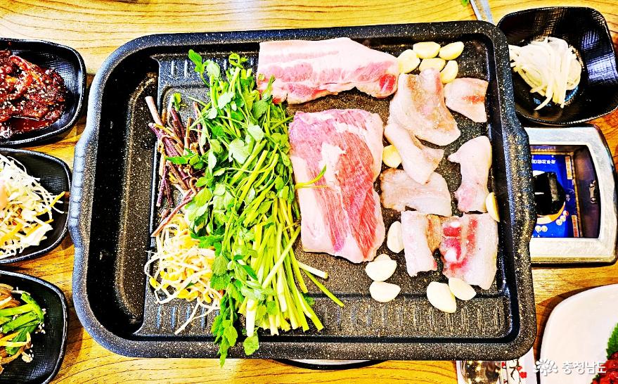 아산 최고집 고기와 미나리 그리고 육회, 푸짐한 한상 사진