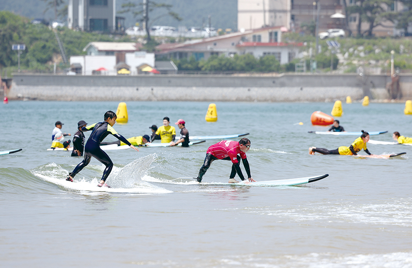 만리포해수욕장에서 관광객들이 서핑을 즐기고 있다. /태안군
