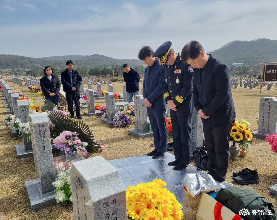 권혁민 충남소방본부장(오른쪽에서 두번째)이 대전현충원 소방인 묘역을 찾아 참배하고 있다