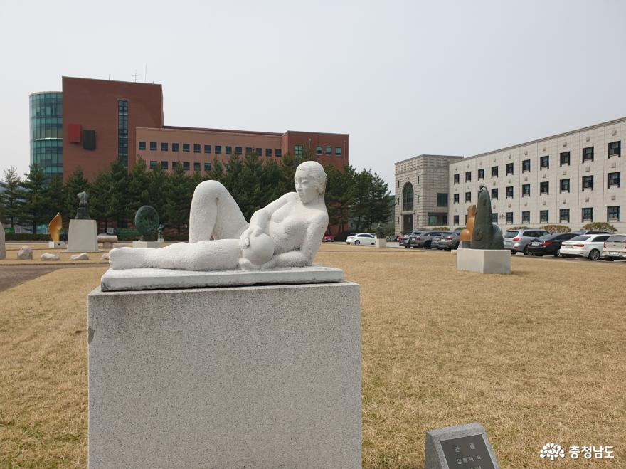 한서대학교 인문관 앞 조각공원 사진