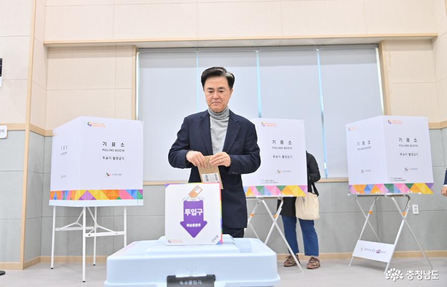 김태흠 지사, 22대 총선 사전투표 실시 사진