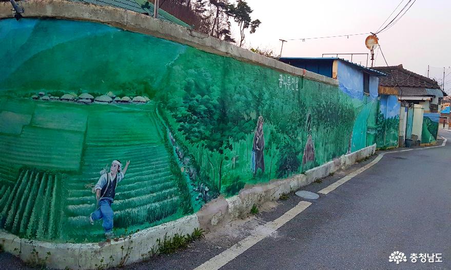 공주시 송산마을에는 고마나루 전설을 그린 벽화가 있다.