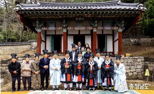고유제에 참석한 한국유교문화진흥원장과 충청 유림이 기념 촬영을 하고 있다