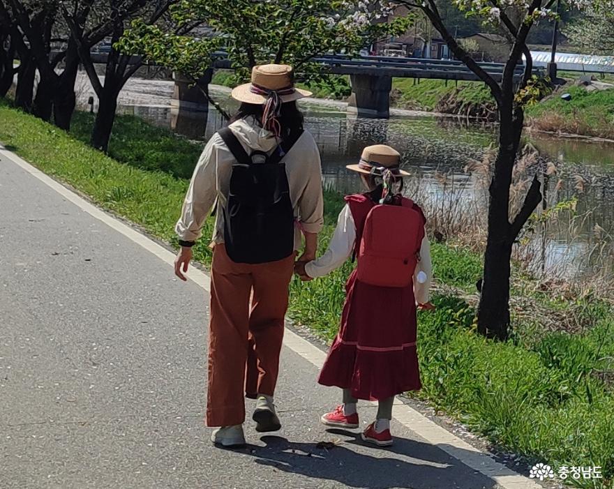 벚꽃길을 걷는 엄마와 딸