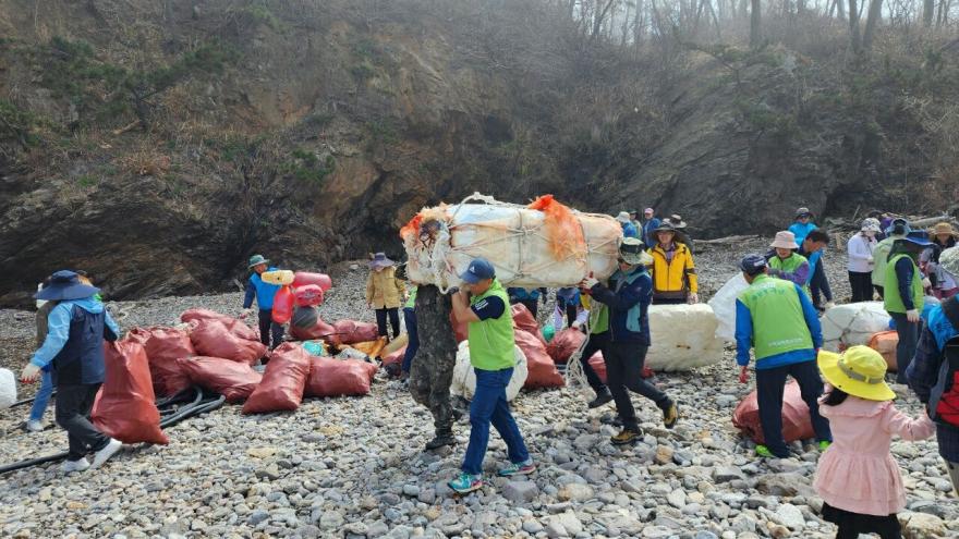 CGM자원봉사단은 지난 13일 조남형 단장을 비롯한 67명의 자원봉사자들이 참가한 가운데 모항항 해안가 청소에 구슬땀을 흘렸다.