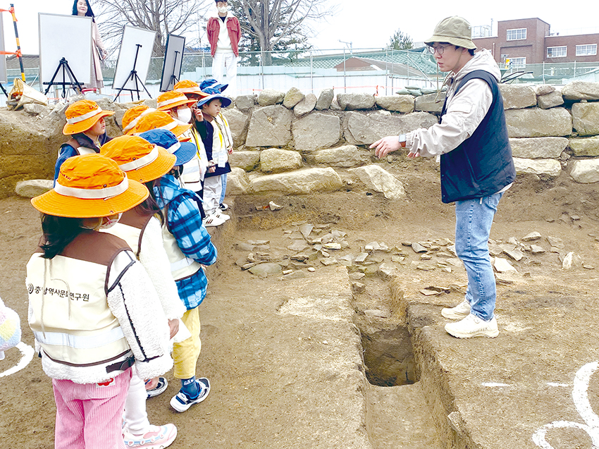 홍주읍성 발굴현장에서 어린이들이 체험하고 있다. 