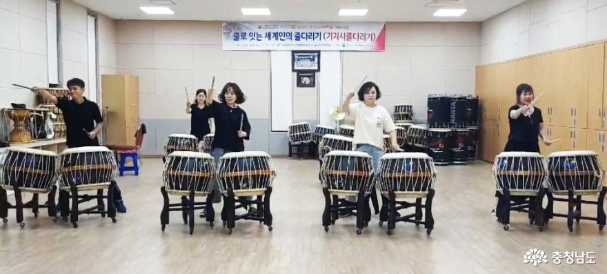 아미나래 난타팀이 기지시줄다리기박물관에 마련된 연습실에서 공연연습을 이어나가고 있다.