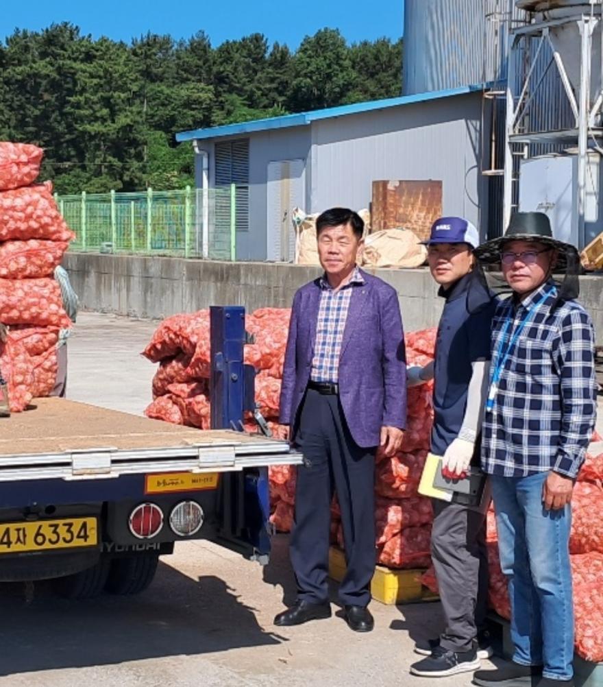 마늘수매현장을 지도하고 있는 박두교 남면농협조합장.