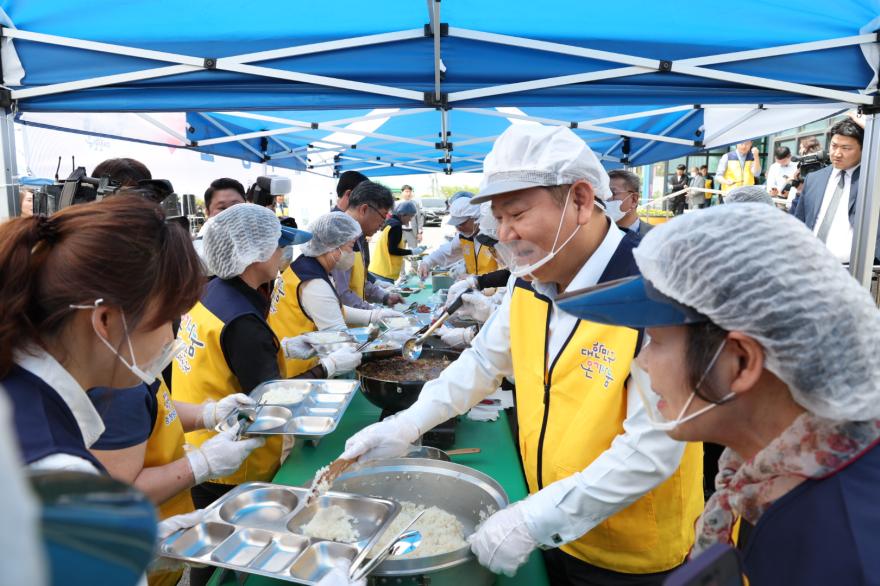 태안군민체육관에서 진행된 ‘사랑의 밥차’ 급식 봉사에 나선 가세로 군수와 이상민 행안부장관.