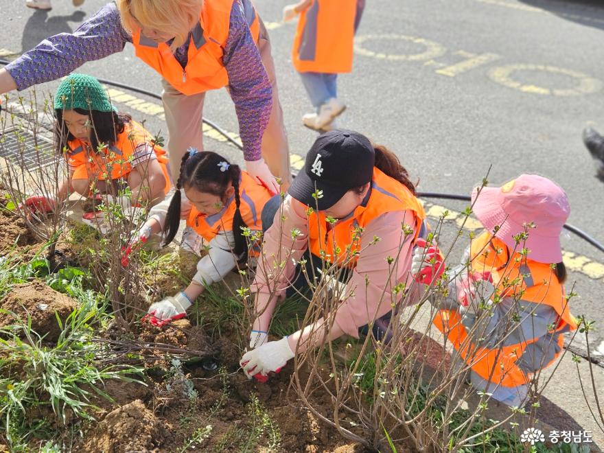 서린허브빌 입주 환경개선 나선 자원봉사자들… ‘꽃나무 심기’ 봉사 구슬땀 사진