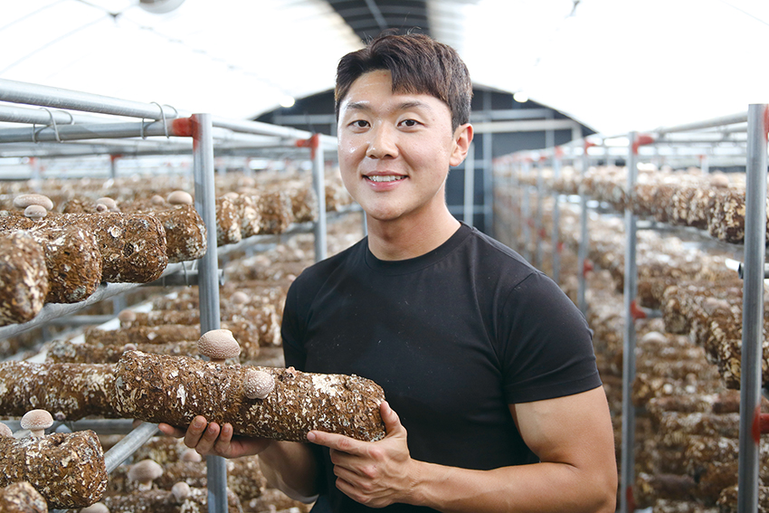 표고버섯 배지를 들고 있는 머쉬앤머슬 박세현 대표.
