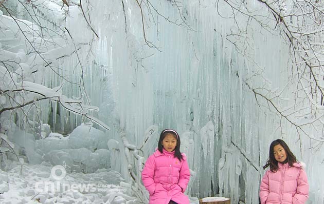 꽁꽁 언 산골마을 환상의 얼음축제 사진
