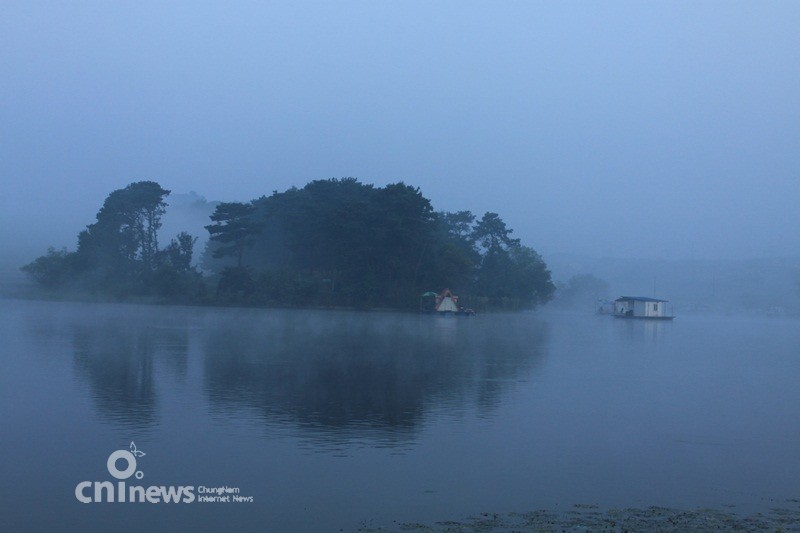 물안개 자욱한 마정저수지의 아침풍경 사진