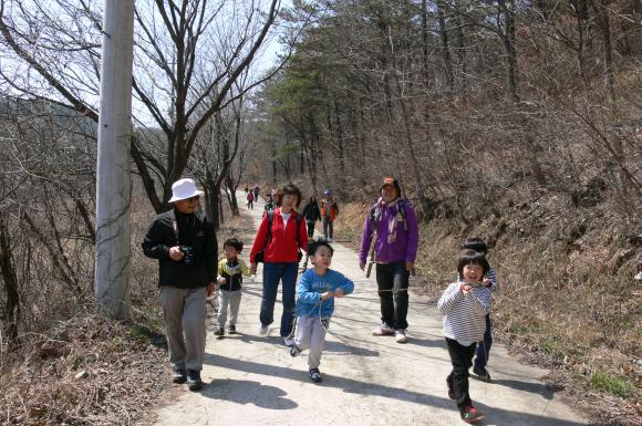 지난 4월 서천 문산면과 천방산 일대를 걷고 있는 걸음살이 회원들.