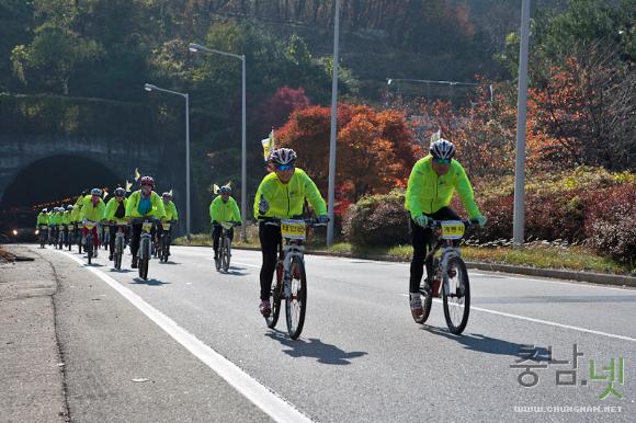 공주시 마티터널을 지나고 있는 자전거 대행진 팀