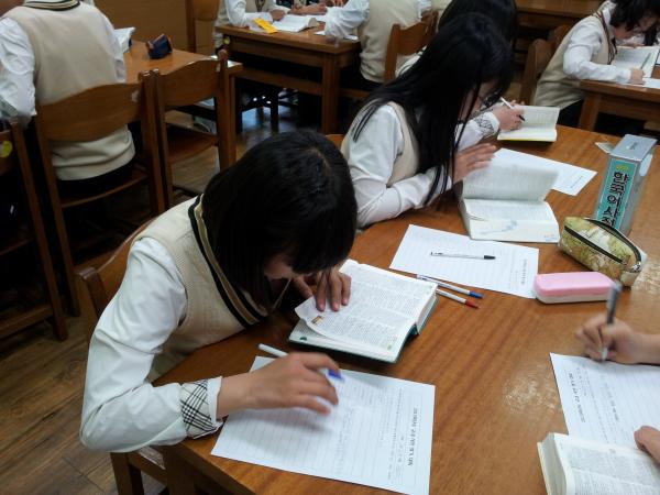 8일 팔봉중학교에서 전교생을 대상으로 사전찾기대회가 열렸다.