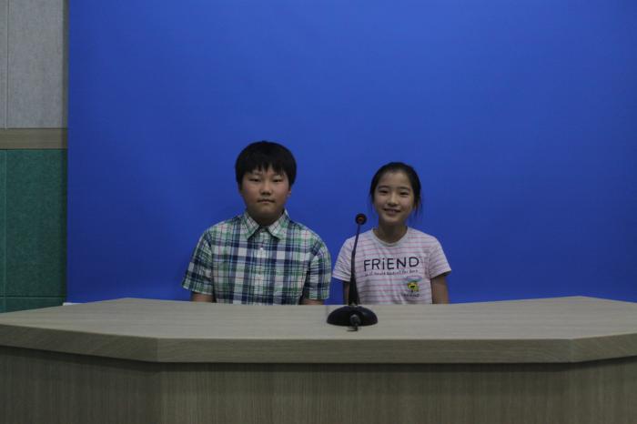 고대초 방송반 6학년 학생 홍예화(오른쪽) 양과 김지섭(왼쪽) 군