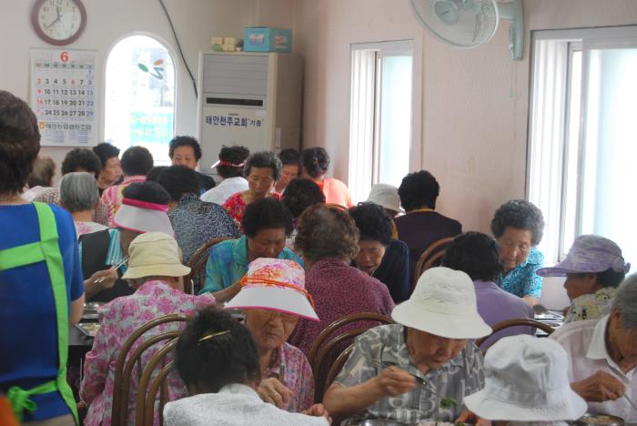  지난 21일 이날도 어김없이 65세 이상 노인들을 위한 무료급식소가 문을 열었다. 