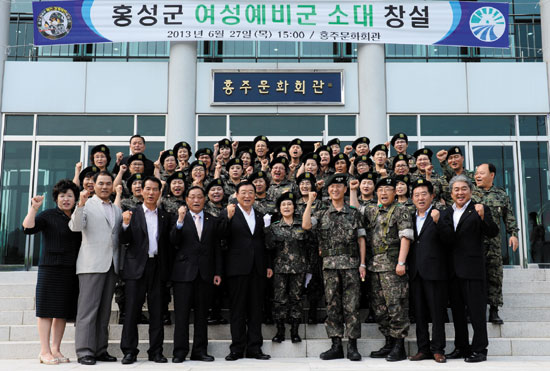 홍성 여성예비군 소대가 지난달 26일 창설됐다. 육군 32보병사단 제98보병연대 김태진 연대장과 예비군소대 대원들이 함께 기념촬영을 했다.