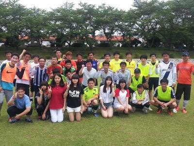▲ 동오축구회 회원 20여명과 가족이 지난 달 23일 서림복지원을 방문해 봉사하고 함께 친선경기를 치렀다.  