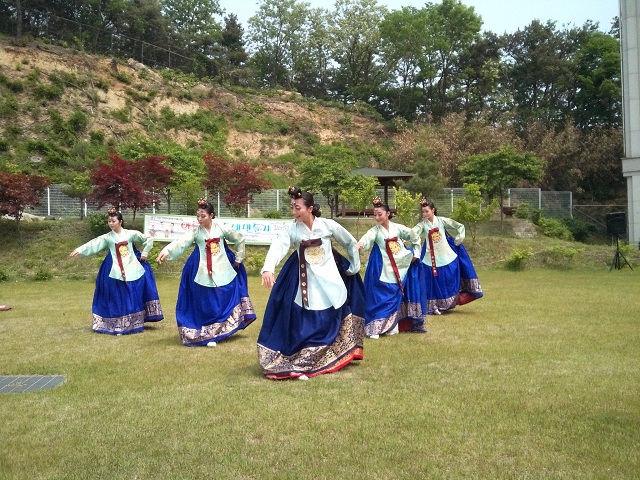 '혼' 예술단 사무실 앞 잔디광장에서 펼쳐진 공연 연습장면