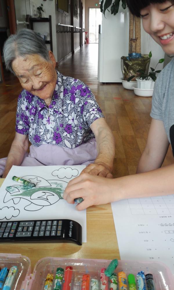   ▲ 가주영(석림중 1년) 학생이 할머니 색칠공부를 돕고 있다. 