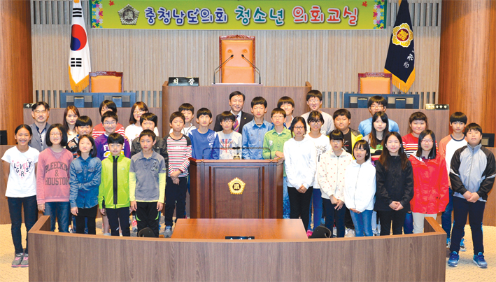지난 14일 도의회 본회의장에서‘청소년 의회교실’에 참여한 아산 송남초등학교 학생들. 맨 뒷줄 가운데가 장기승 의원.