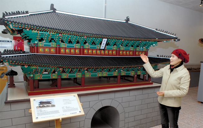 “숭례문의 진수” 국내에서는 유일한 한국고건축박물관에서 근무하는 김명희 학예사가 제1전시관에 있는 우리나라 국보1호 숭례문에 대해 설명하고 있다.