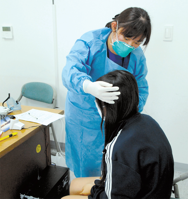 지난 8일 홍성의료원 메르스 임시 진료소에서 의심환자의 열을 재고 있는 홍승희 외래 간호조무사