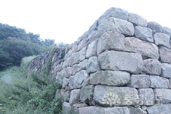 충남기념물 제93호, 둘레 650cm에 높이 330cm의 조선시대 성곽, 태안 소근진성.