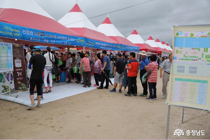 이날 축제장에서 시민들을 대상으로 구기자 라면 무료 시식회를 열었다. 관람객들이 라면을 먹기 위해 줄을 서있다.