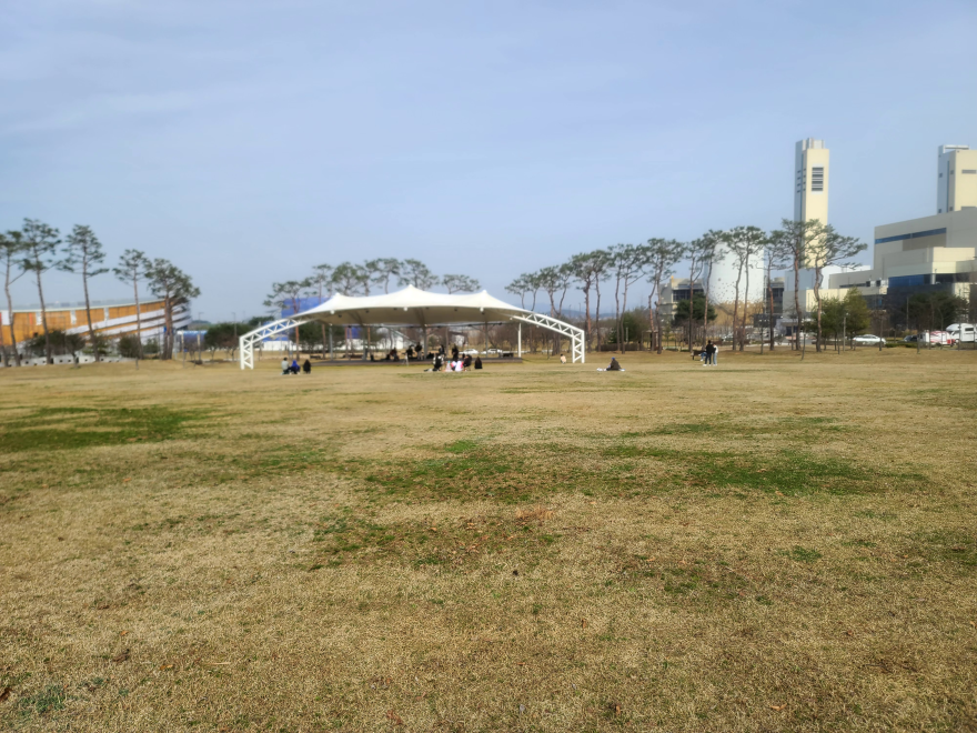 애향 공원에서 일요일에 봄바람 실은 음악 버스킹을 만나다.