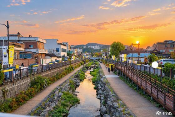 공주 제민천 따라 곳곳을 걷다 만나는 도시 자연미술
