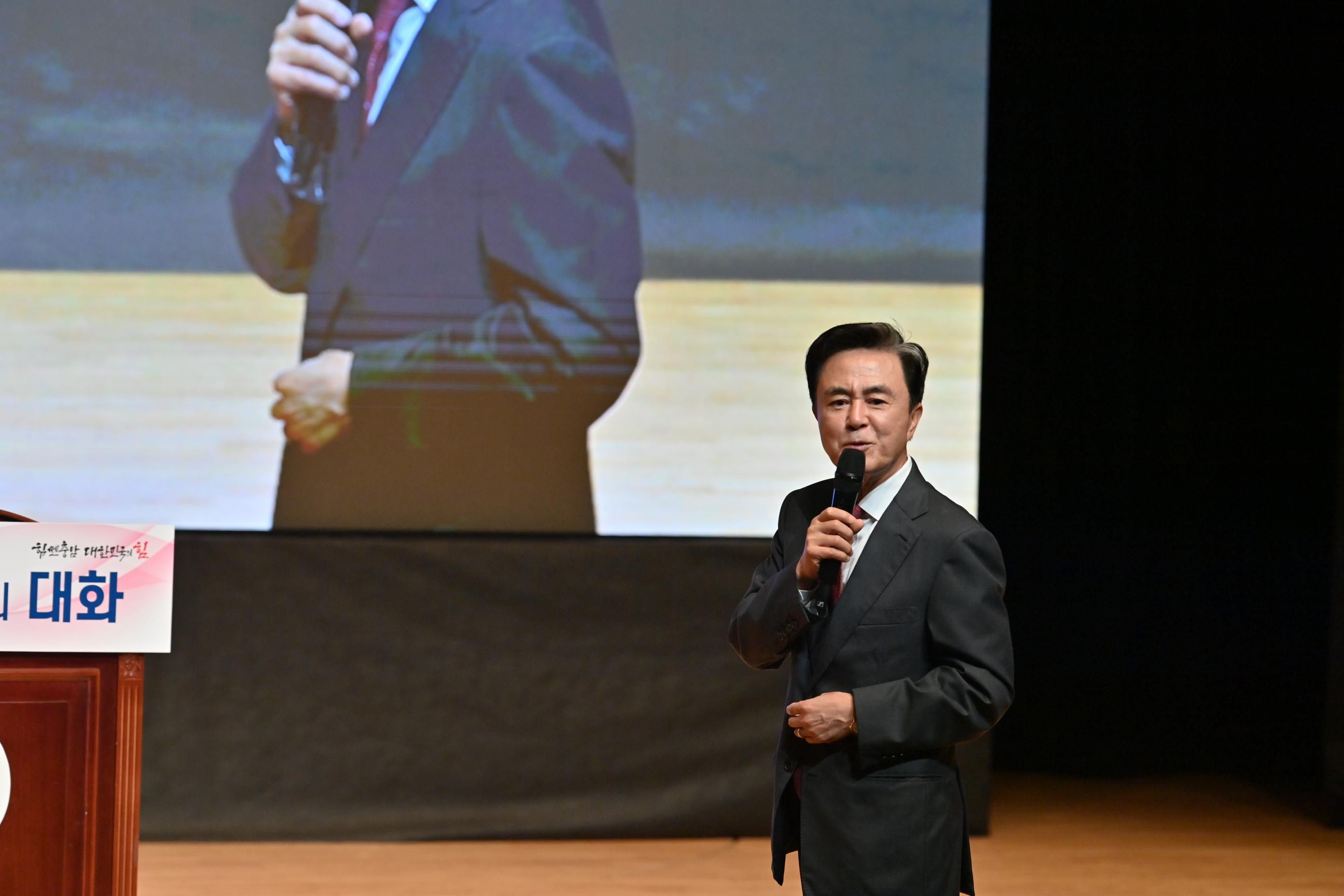 김태흠 도지사는 11일 민선8기 4년차 시군 방문 마지막 일정으로 천안시를 찾아 시장 궐위 이후 시정 운영 현황을 점검하고, 도민과 직접 소통하며 지속가능한 미래 발전 방안을 모색했다.