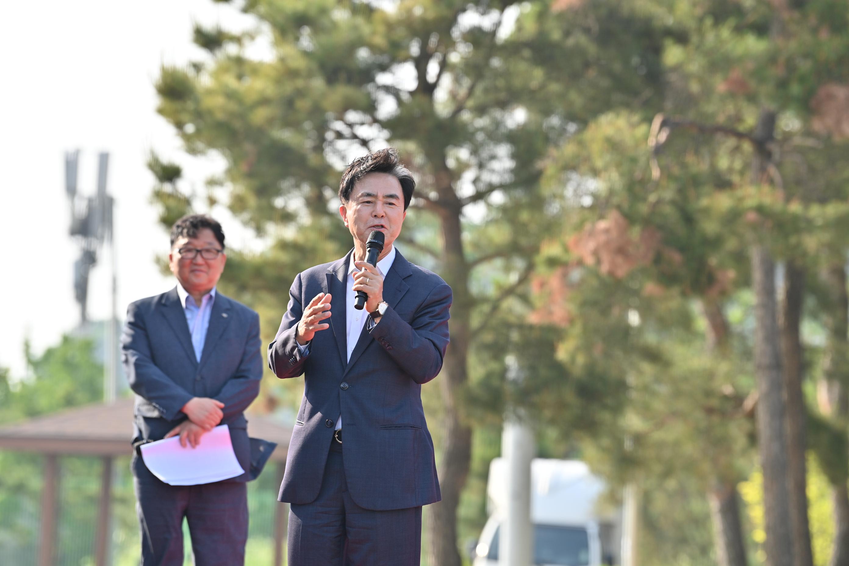 김태흠 도지사는 9일 천안 북부스포츠센터에서 열린 ‘종축장이전개발 범천안시민 추진위원회 창설 30주년 기념식 및 국가산업단지 유치 기념탑 준공식’에 참석했다.