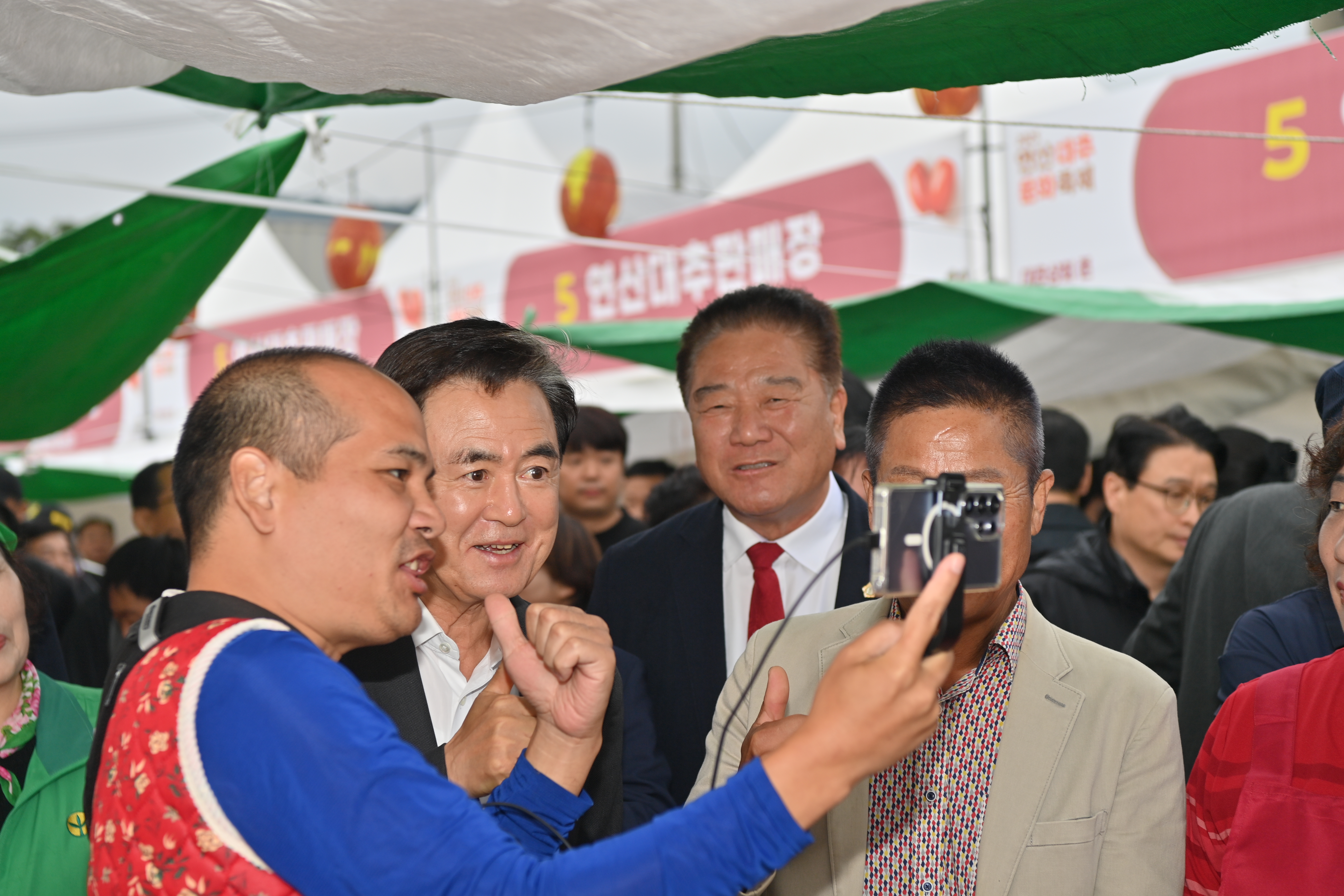 김태흠 도지사는 18일 연산면 일원에서 열리고 있는 제24회 연산대추축제장을 방문해 상인들을 격려하고 주민들과 소통하는 시간을 가졌다. 관련사진 10