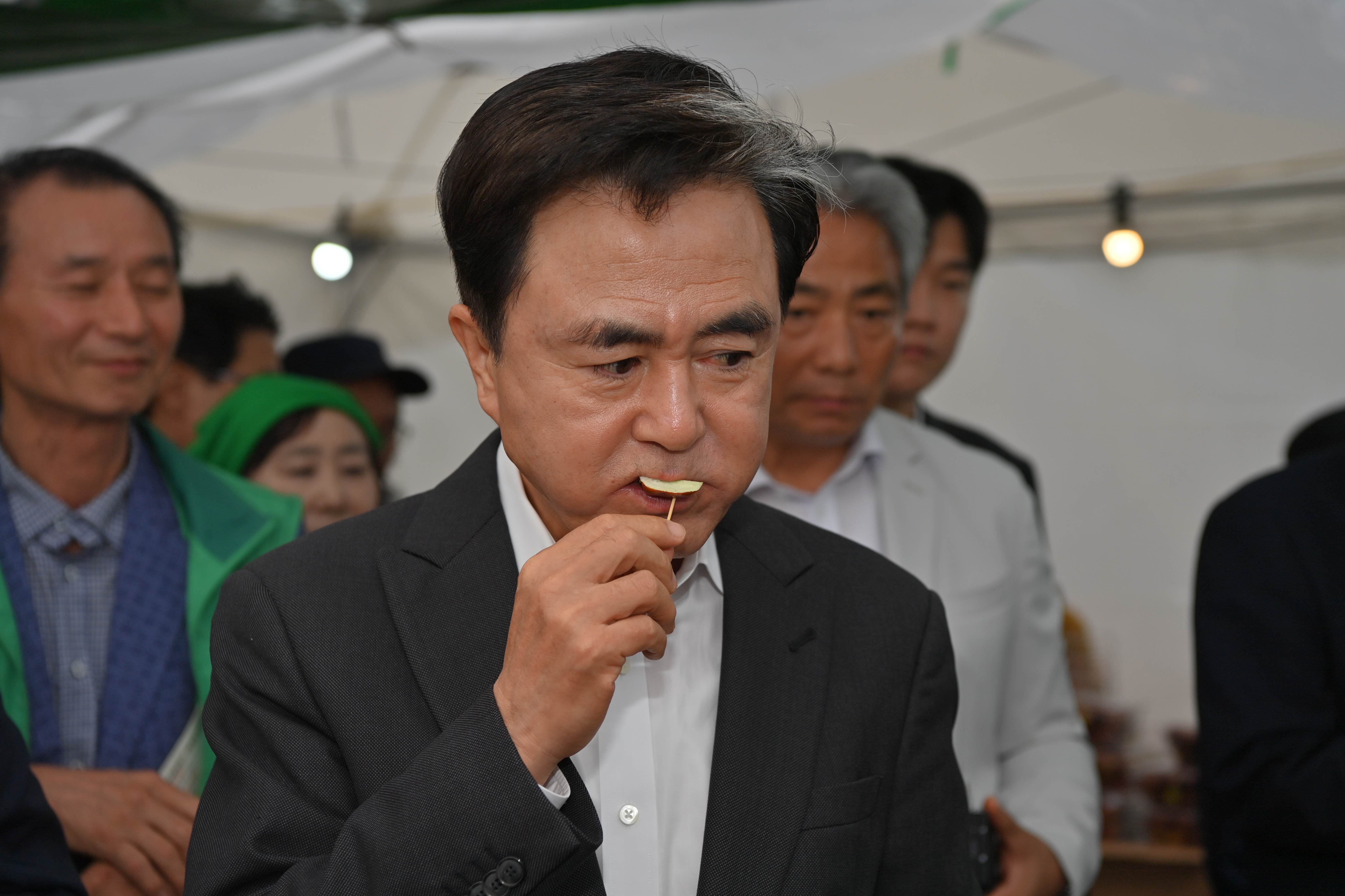 김태흠 도지사는 18일 연산면 일원에서 열리고 있는 제24회 연산대추축제장을 방문해 상인들을 격려하고 주민들과 소통하는 시간을 가졌다. 관련사진 8