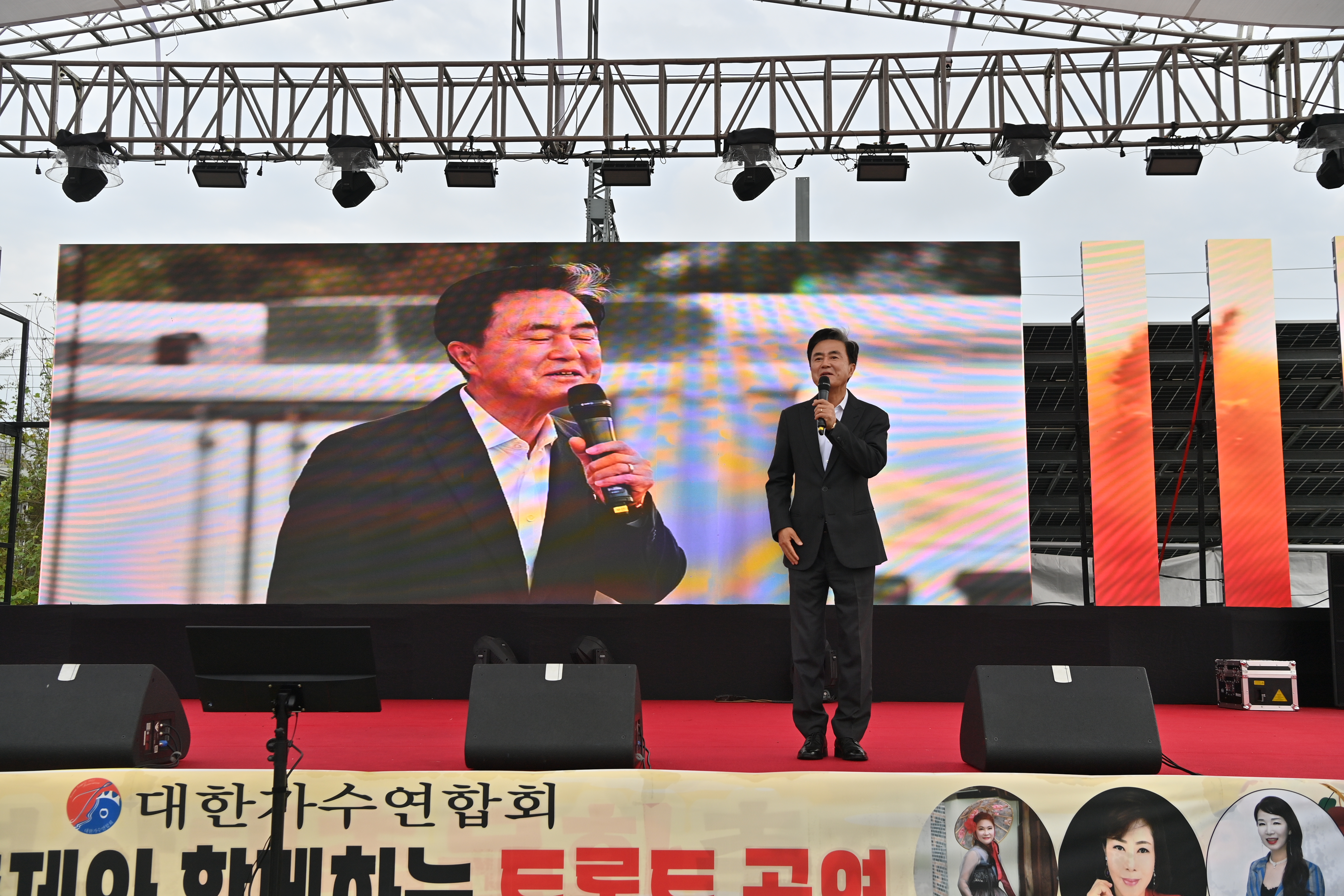 김태흠 도지사는 18일 연산면 일원에서 열리고 있는 제24회 연산대추축제장을 방문해 상인들을 격려하고 주민들과 소통하는 시간을 가졌다. 관련사진 5