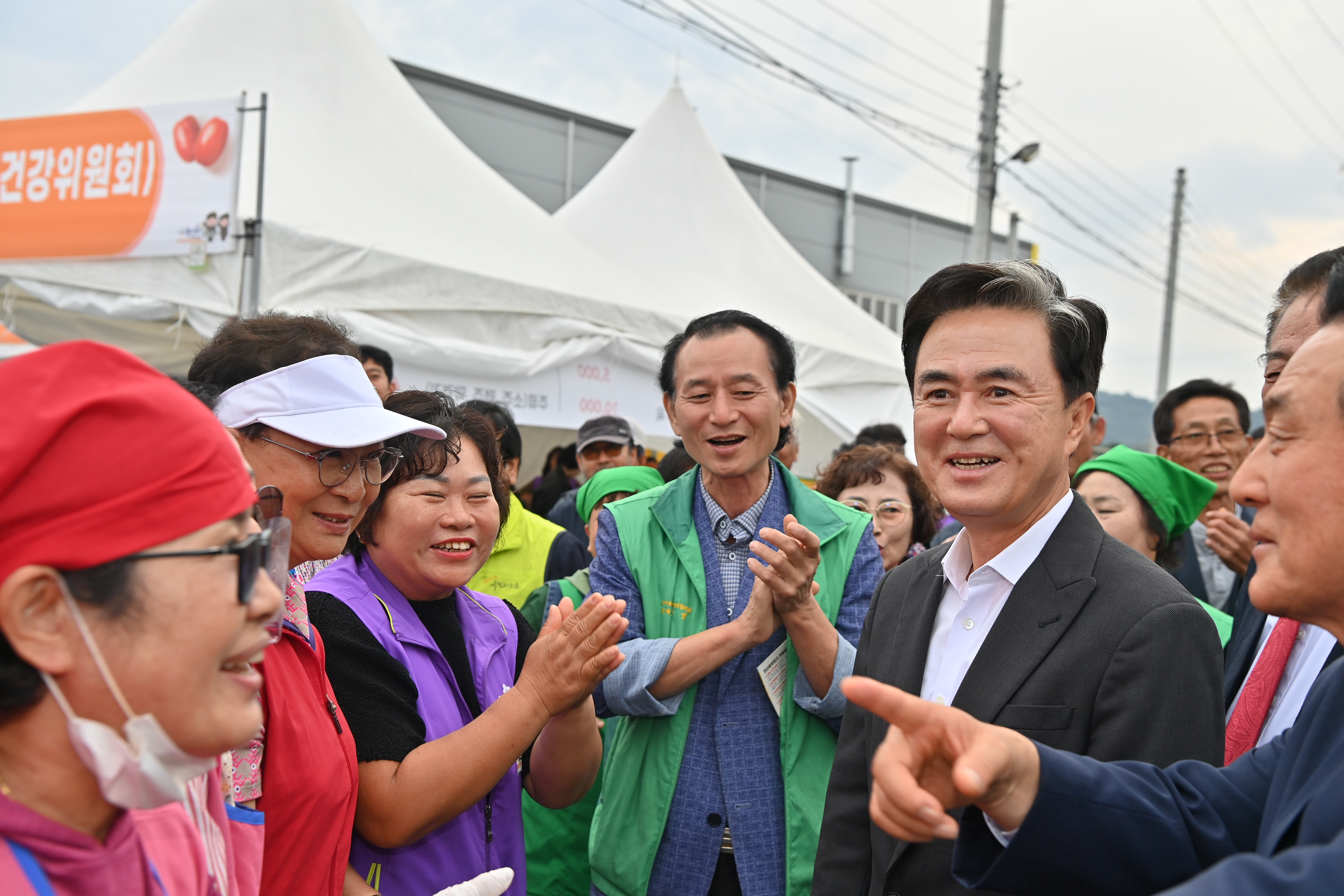 김태흠 도지사는 18일 연산면 일원에서 열리고 있는 제24회 연산대추축제장을 방문해 상인들을 격려하고 주민들과 소통하는 시간을 가졌다. 관련사진 3