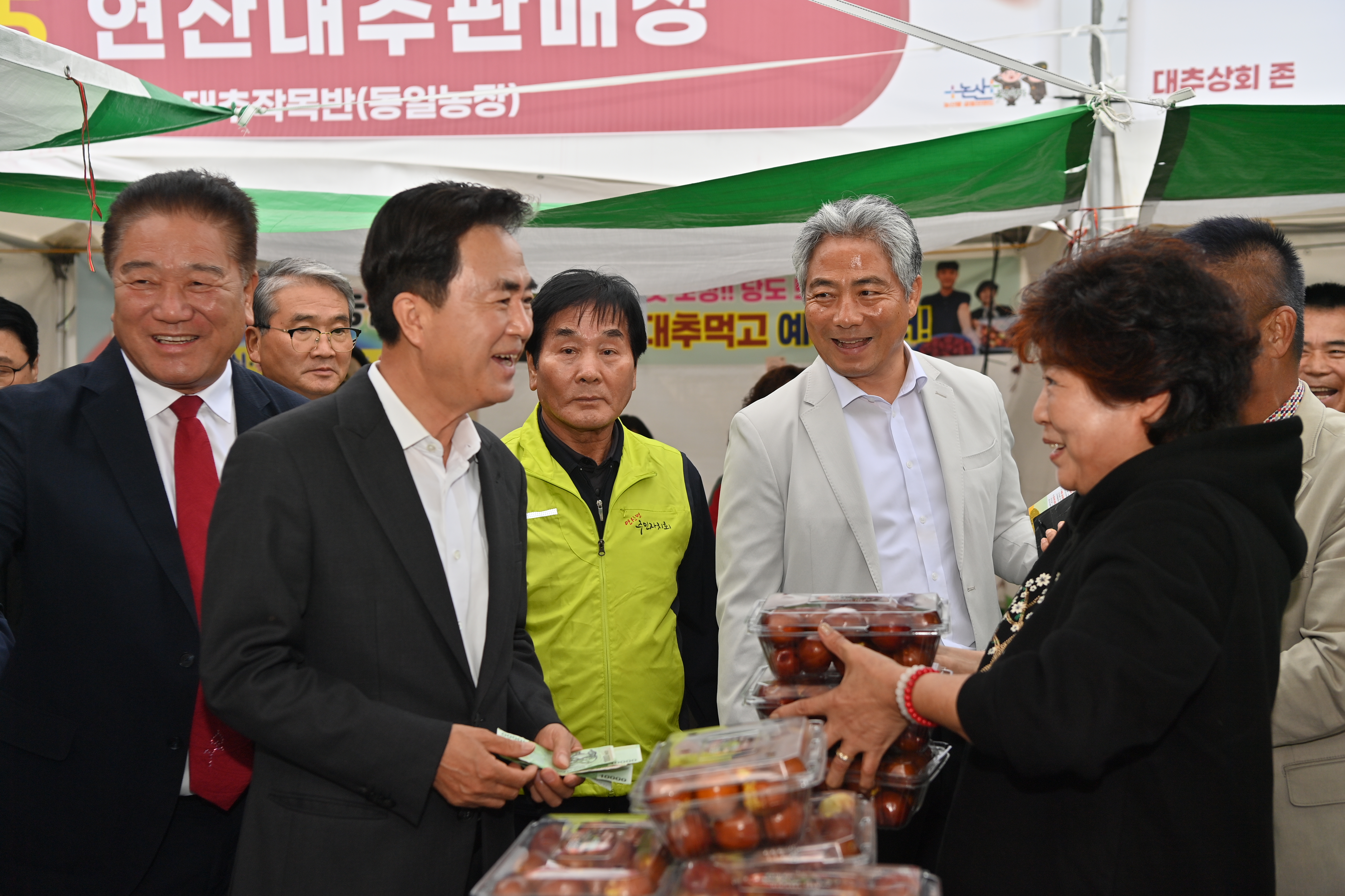 김태흠 도지사는 18일 연산면 일원에서 열리고 있는 제24회 연산대추축제장을 방문해 상인들을 격려하고 주민들과 소통하는 시간을 가졌다. 관련사진 9